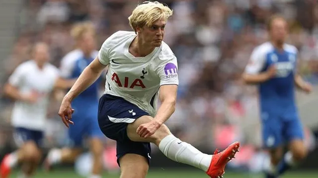 Bergvall signs new Spurs deal after uncertain future