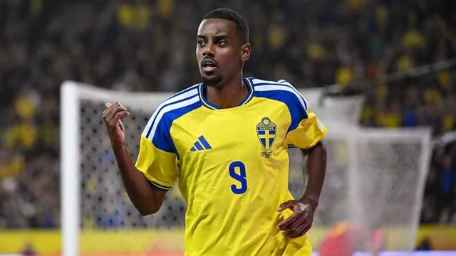 Injured Isak returns to Liverpool from Sweden duty